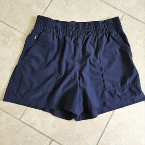 Athleta Wayfind Shorts Medium